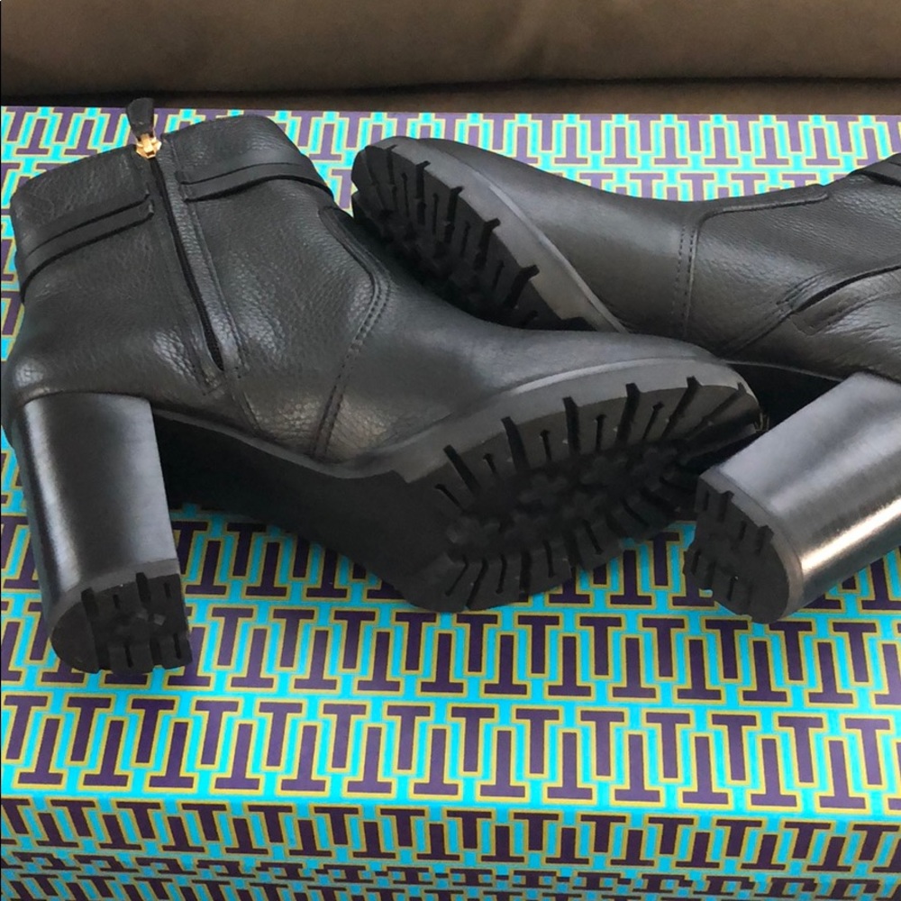 NIB Tory Burch Leigh Lug Sole Leather Black Bootie - Picture 6 of 9
